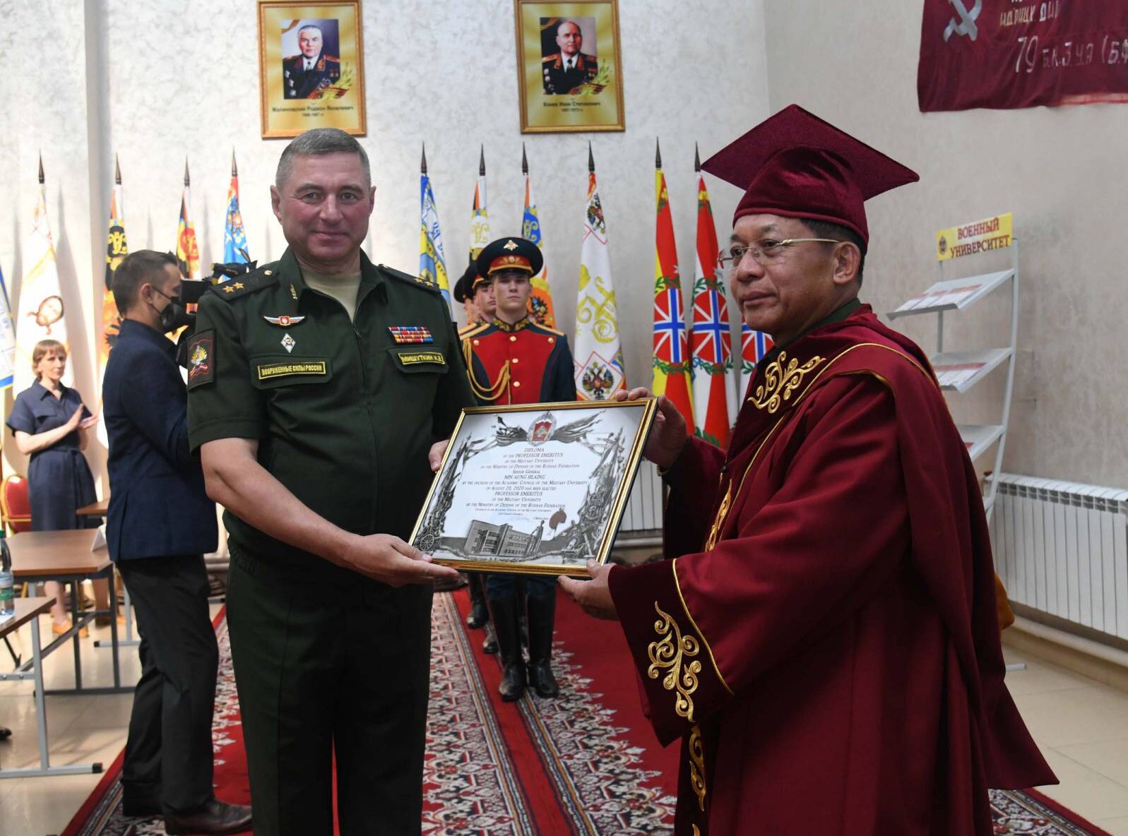 ၂၀၂၁ ခုနှစ်တွင် ရုရှားစစ်တက္ကသိုလ်က မင်းအောင်လှိုင်ကို ဆုပေးနေပုံ။ (ဓာတ်ပုံ - ရုရှားကာကွယ်ရေးဝန်ကြီးဌာန)