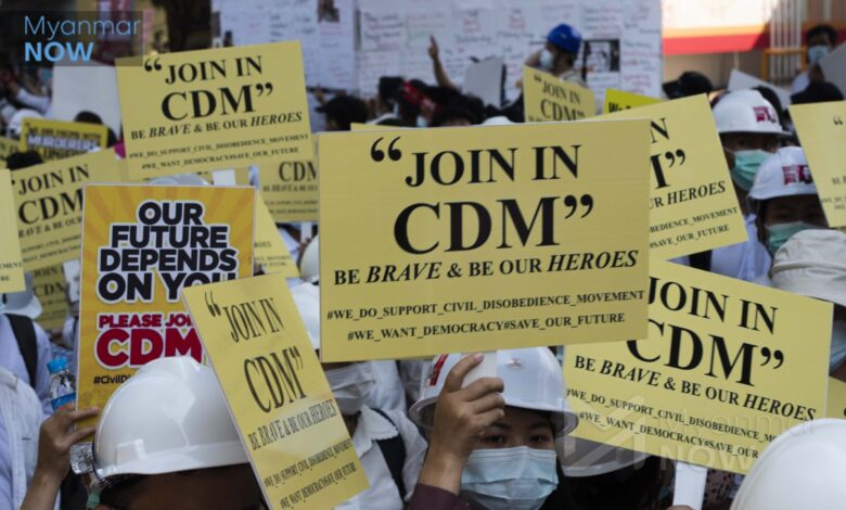 ၂၀၂၁ ဖေဖော်ဝါရီ ၂၄ ရက်က CDM လှုပ်ရှားမှုတွင် ပါဝင်ကြရန် ရန်ကုန်မြို့၌ စစ်အာဏာရှင် ဆန့်ကျင်ရေးဆန္ဒပြသူများ ဆန္ဒထုတ်ဖော်ခဲ့စဉ်။ (ဓာတ်ပုံ- Myanmar Now)