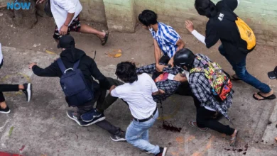 ၂၀၂၁ ခုနှစ်၊ ဖေဖော်ဝါရီလ ၂၈ ရက်နေ့က ရန်ကုန်၊ ကမာရွတ်မြို့နယ်မှာ ပစ်ခတ်ခံရပြီး ဒဏ်ရာ အပြင်းအထန်ရရှိထားတဲ့ ကိုညီညီအောင်ထက်နိုင် မသေဆုံးမှီ ဘေးလွတ်ရာကို သယ်ဆောင်နေကြတဲ့ မှတ်တမ်းဓာတ်ပုံ ဖြစ်ပါတယ်။ စစ်သားတွေ၊ ဥရောပသမဂ္ဂ သင်တန်းပေးခဲ့တဲ့ ရဲတွေရဲ့ လက်ချက်ကြောင့် နိုင်ငံအနှံ့ အာဏာသိမ်းမှုဆန့်ကျင်ဆန္ဒပြသူအများအပြား သေဆုံးခဲ့ကြရတာကို ၂၀၂၁ ခုနှစ်မှာ တွေ့ခဲ့ရပါတယ်။ (ဓာတ်ပုံ - Myanmar Now)