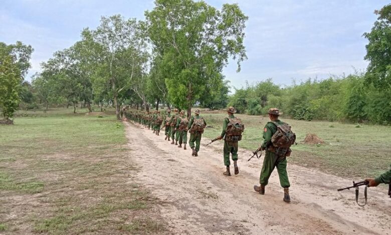 စစ်တပ်၏ စစ်မှုထမ်းသင်တန်း တပ်သားသစ်များကိုတွေ့ရစဉ်။ (ဓာတ်ပုံ- စစ်တပ်တယ်လီဂရမ်)