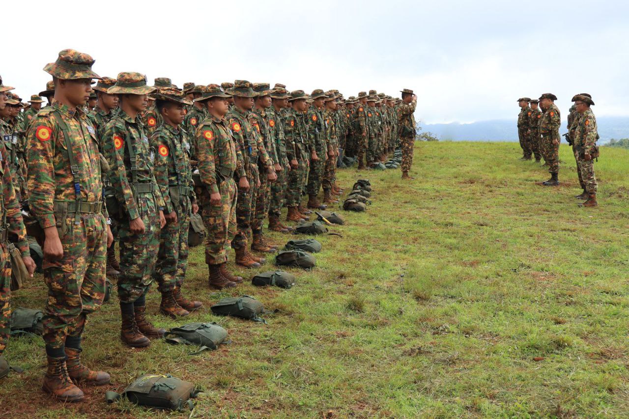 စစ်တပ်က လူငယ်များကို ခေါ်ဆောင်သွားပြီး သင်တန်းပေးနေပုံကို စစ်ကောင်စီဝါဒဖြန့် စာမျက်နှာများတွင် ဖော်ပြထားသည်။