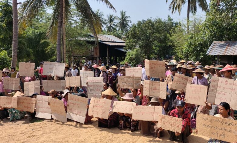 SRF ခေါင်းဆောင်ကို ပြန်လွှတ်ပေးရန် မေလ ၂၇ ရက် နံနက်ပိုင်းတွင် ဒေသခံအချို့က ဆန္ဒပြတောင်းဆိုခဲ့စဉ်။(ဓာတ်ပုံ- ပေးပို့)