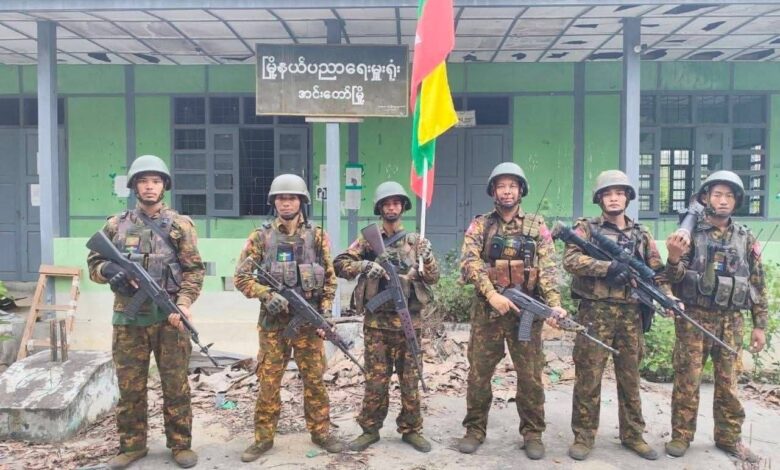အင်းတော်မြို့ကို ပြန်လည်ထိန်းချုပ်ပြီးနောက် စစ်သားများကို တွေ့ရစဉ်။ (ဓာတ်ပုံ − စစ်ကောင်စီထိန်းချုပ် မီဒီယာ)