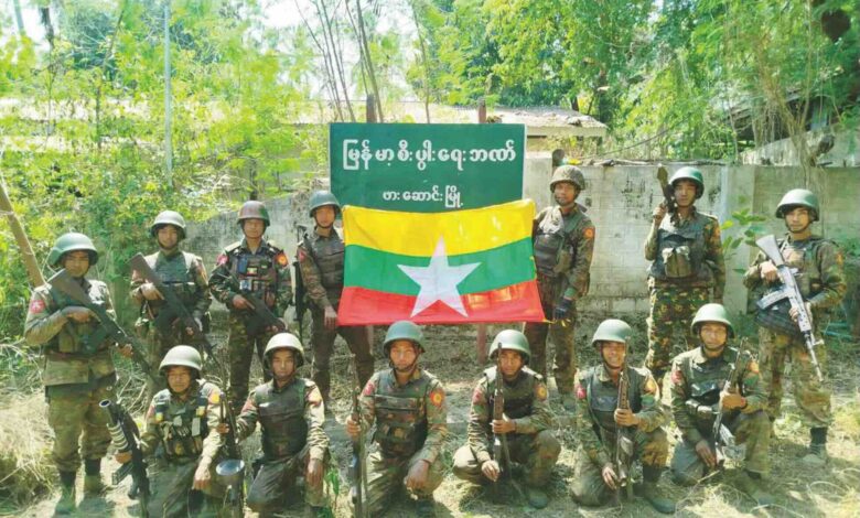 ကယားပြည်နယ် ဖားဆောင်းမြို့ကို ယခုနှစ် ဖေဖော်ဝါရီ ၁၅ ရက်တွင် အပြည့်အဝ ပြန်လည်ထိန်းချုပ်နိုင်ခဲ့ကြောင်း စစ်တပ်ကကြေညာခဲ့သည်။ (ဓာတ်ပုံ - MOI)