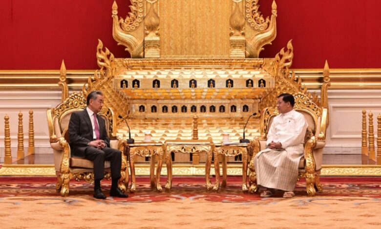 စစ်အုပ်စု ထုတ်ပြန်ခဲ့သည့် ဧပြီလ ၂၅ ရက်နေ့က မင်းအောင်လှိုင်နှင့် တရုတ်နိုင်ငံခြားရေးဝန်ကြီး ဝမ်ယိ တွေ့ဆုံမှု ဓာတ်ပုံမှတ်တမ်း။