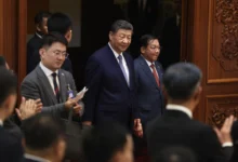 ၂၀၂၆ ခုနှစ် ဇွန်လ ၁၆ ရက်တွင် တရုတ်နိုင်ငံ ဘေဂျင်းမြို့တော်၌ ပြုလုပ်သည့် လက်မှတ်ရေးထိုးပွဲ အခမ်းအနားတစ်ခုသို့ တက်ရောက်လာသော တရုတ်သမ္မတနှင့် အာဏာသိမ်းစစ်ခေါင်းဆောင်။ (ဓာတ်ပုံ- EPA)