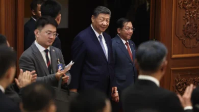 ၂၀၂၆ ခုနှစ် ဇွန်လ ၁၆ ရက်တွင် တရုတ်နိုင်ငံ ဘေဂျင်းမြို့တော်၌ ပြုလုပ်သည့် လက်မှတ်ရေးထိုးပွဲ အခမ်းအနားတစ်ခုသို့ တက်ရောက်လာသော တရုတ်သမ္မတနှင့် အာဏာသိမ်းစစ်ခေါင်းဆောင်။ (ဓာတ်ပုံ- EPA)