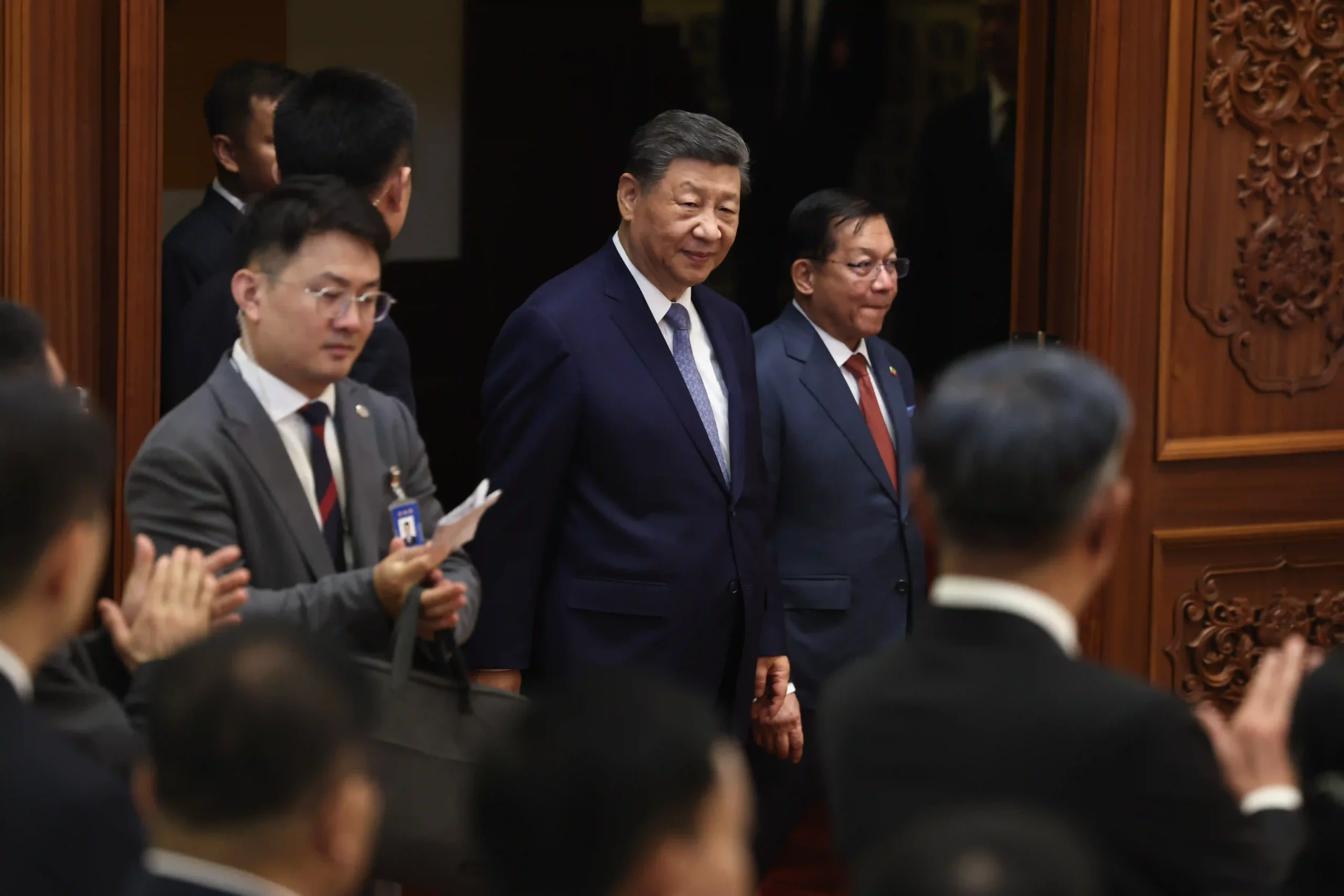 ၂၀၂၆ ခုနှစ် ဇွန်လ ၁၆ ရက်တွင် တရုတ်နိုင်ငံ ဘေဂျင်းမြို့တော်၌ ပြုလုပ်သည့် လက်မှတ်ရေးထိုးပွဲ အခမ်းအနားတစ်ခုသို့ တက်ရောက်လာသော တရုတ်သမ္မတနှင့် အာဏာသိမ်းစစ်ခေါင်းဆောင်။ (ဓာတ်ပုံ- EPA)