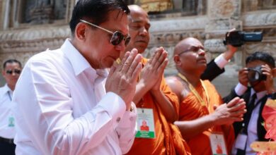 အိန္ဒိယရောက် မင်းအောင်လှိုင် ဗုဒ္ဓဂယာ၌ ၂၀၂၆ခုနှစ် မေလ ၃၀ ရက်တွင် ဘုရားဖူးနေစဉ်။ (ဓာတ်ပုံ - စစ်တပ်)