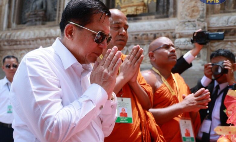 အိန္ဒိယရောက် မင်းအောင်လှိုင် ဗုဒ္ဓဂယာ၌ ၂၀၂၆ခုနှစ် မေလ ၃၀ ရက်တွင် ဘုရားဖူးနေစဉ်။ (ဓာတ်ပုံ - စစ်တပ်)