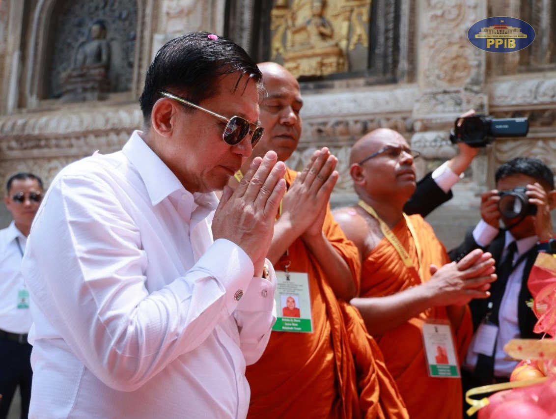 အိန္ဒိယရောက် မင်းအောင်လှိုင် ဗုဒ္ဓဂယာ၌ ၂၀၂၆ခုနှစ် မေလ ၃၀ ရက်တွင် ဘုရားဖူးနေစဉ်။ (ဓာတ်ပုံ - စစ်တပ်)