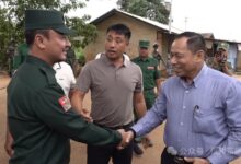 UWSA ထိန်းချုပ်ဒေသ ပန်ဆန်းသို့ရောက်လာသည့် ဗိုလ်ချုပ်ရာပြည့် ဦးဆောင်သည့် စစ်တပ် ငြိမ်းချမ်းရေးညှိနှိုင်းမှုအဖွဲ့ တာဝန်ရှိသူများအား တွေ့ရစဉ်။ (ဓာတ်ပုံ-UWSA)