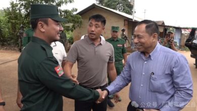UWSA ထိန်းချုပ်ဒေသ ပန်ဆန်းသို့ရောက်လာသည့် ဗိုလ်ချုပ်ရာပြည့် ဦးဆောင်သည့် စစ်တပ် ငြိမ်းချမ်းရေးညှိနှိုင်းမှုအဖွဲ့ တာဝန်ရှိသူများအား တွေ့ရစဉ်။ (ဓာတ်ပုံ-UWSA)