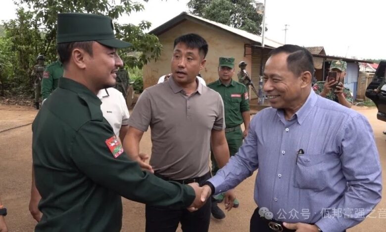 UWSA ထိန်းချုပ်ဒေသ ပန်ဆန်းသို့ရောက်လာသည့် ဗိုလ်ချုပ်ရာပြည့် ဦးဆောင်သည့် စစ်တပ် ငြိမ်းချမ်းရေးညှိနှိုင်းမှုအဖွဲ့ တာဝန်ရှိသူများအား တွေ့ရစဉ်။ (ဓာတ်ပုံ-UWSA)