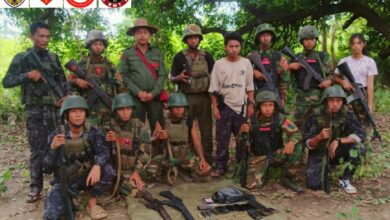 ၂၀၂၅ခုနှစ်၊ အောက်တိုဘာလဆန်းက စစ်ဆင်ရေးတစ်ခုအပြီး တွေ့ရသော မုံရွာမြို့နယ် ပြည်သူ့လုံခြုံရေးအဖွဲ့ဝင်များနှင့် မဟာမိတ်အဖွဲ့များ။ (ဓာတ်ပုံ-မုံရွာမြို့နယ်ပြည်သူ့လုံခြုံရေးအဖွဲ့ - မြို့နယ် ပ.လ.ဖ)