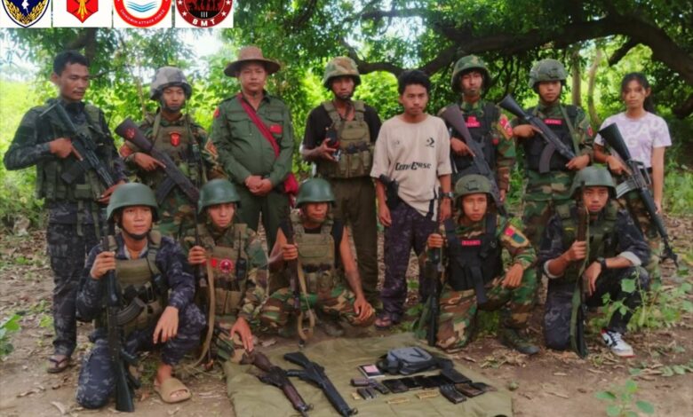 ၂၀၂၅ခုနှစ်၊ အောက်တိုဘာလဆန်းက စစ်ဆင်ရေးတစ်ခုအပြီး တွေ့ရသော မုံရွာမြို့နယ် ပြည်သူ့လုံခြုံရေးအဖွဲ့ဝင်များနှင့် မဟာမိတ်အဖွဲ့များ။ (ဓာတ်ပုံ-မုံရွာမြို့နယ်ပြည်သူ့လုံခြုံရေးအဖွဲ့ - မြို့နယ် ပ.လ.ဖ)