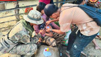 ပဲခူးတိုင်းအတွင်း စစ်ဘေးရှောင်များကို ဆေးကုသမှုပေးနေသည့် ပြည်သူ့ကာကွယ်ရေးတပ်ဖွဲ့ဝင်အချို့ကို မတ်လအတွင်း တွေ့ရစဉ်။ (ဓာတ်ပုံ- NUG-MOD)