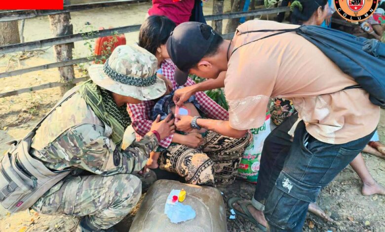 ပဲခူးတိုင်းအတွင်း စစ်ဘေးရှောင်များကို ဆေးကုသမှုပေးနေသည့် ပြည်သူ့ကာကွယ်ရေးတပ်ဖွဲ့ဝင်အချို့ကို မတ်လအတွင်း တွေ့ရစဉ်။ (ဓာတ်ပုံ- NUG-MOD)