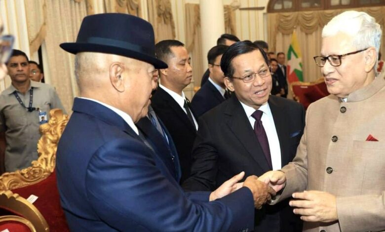 မဟာရက်ရှ်ထရာပြည်နယ် အုပ်ချုပ်ရေးမှူး ရှရီ ဂျစ်ရှနု ဒေဗ် ဗာရ်မနှင့် မင်းအောင်လှိုင်တို့ ဇွန်လ ၂ ရက်က မွမ်ဘိုင်း၌ တွေ့ဆုံပွဲတွင် ကမ္ဘောဇအုပ်စု တည်ထောင်သူ ဦးအောင်ကိုဝင်းကို တွေ့ရစဉ်။ (ဓာတ်ပုံ - စစ်တပ်ထိန်းချုပ်မီဒီယာ)