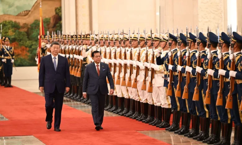 တရုတ်နိုင်ငံခရီးစဉ်အတွင်း တရုတ်သမ္မတနှင့်အတူ ကိုယ့်ကိုယ်ကိုယ်ခန့် သမ္မတကို တွေ့ရစဉ်။ (ဓာတ်ပုံ- စစ်တပ်ထိန်းချုပ် ပြန်ကြားရေးဝန်ကြီးဌာန)