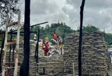 ကျောက်တော်မြို့နယ်အတွင်း လေကြောင်း တိုက်ခိုက်မှု ပြုလုပ်သွားပြီးနောက် ရှင်းလင်းရေး လုပ်နေသည်ကို ဇွန်လ ၁၈ ရက်က တွေ့ရစဉ်။ (ဓာတ်ပုံ-AFP)
