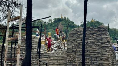 ကျောက်တော်မြို့နယ်အတွင်း လေကြောင်း တိုက်ခိုက်မှု ပြုလုပ်သွားပြီးနောက် ရှင်းလင်းရေး လုပ်နေသည်ကို ဇွန်လ ၁၈ ရက်က တွေ့ရစဉ်။ (ဓာတ်ပုံ-AFP)