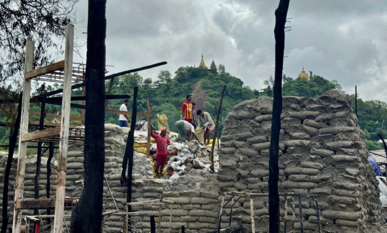 ကျောက်တော်မြို့နယ်အတွင်း လေကြောင်း တိုက်ခိုက်မှု ပြုလုပ်သွားပြီးနောက် ရှင်းလင်းရေး လုပ်နေသည်ကို ဇွန်လ ၁၈ ရက်က တွေ့ရစဉ်။ (ဓာတ်ပုံ-AFP)