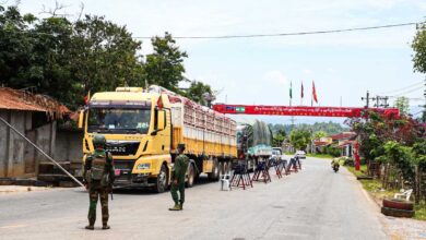 မြောက်ပိုင်းညီနောင်မဟာမိတ်အဖွဲ့များ ပူးပေါင်းထိန်းချုပ်ထားစဉ် တွေ့ရသည့် မူဆယ် ၁၀၅ မိုင်ကုန်သွယ်ရေးဇုန်။ (ဓာတ်ပုံ- Myanmar Now)