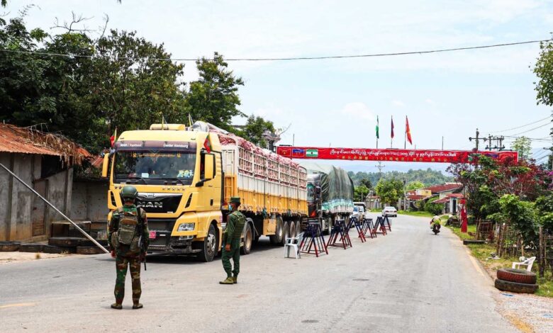မြောက်ပိုင်းညီနောင်မဟာမိတ်အဖွဲ့များ ပူးပေါင်းထိန်းချုပ်ထားစဉ် တွေ့ရသည့် မူဆယ် ၁၀၅ မိုင်ကုန်သွယ်ရေးဇုန်။ (ဓာတ်ပုံ- Myanmar Now)