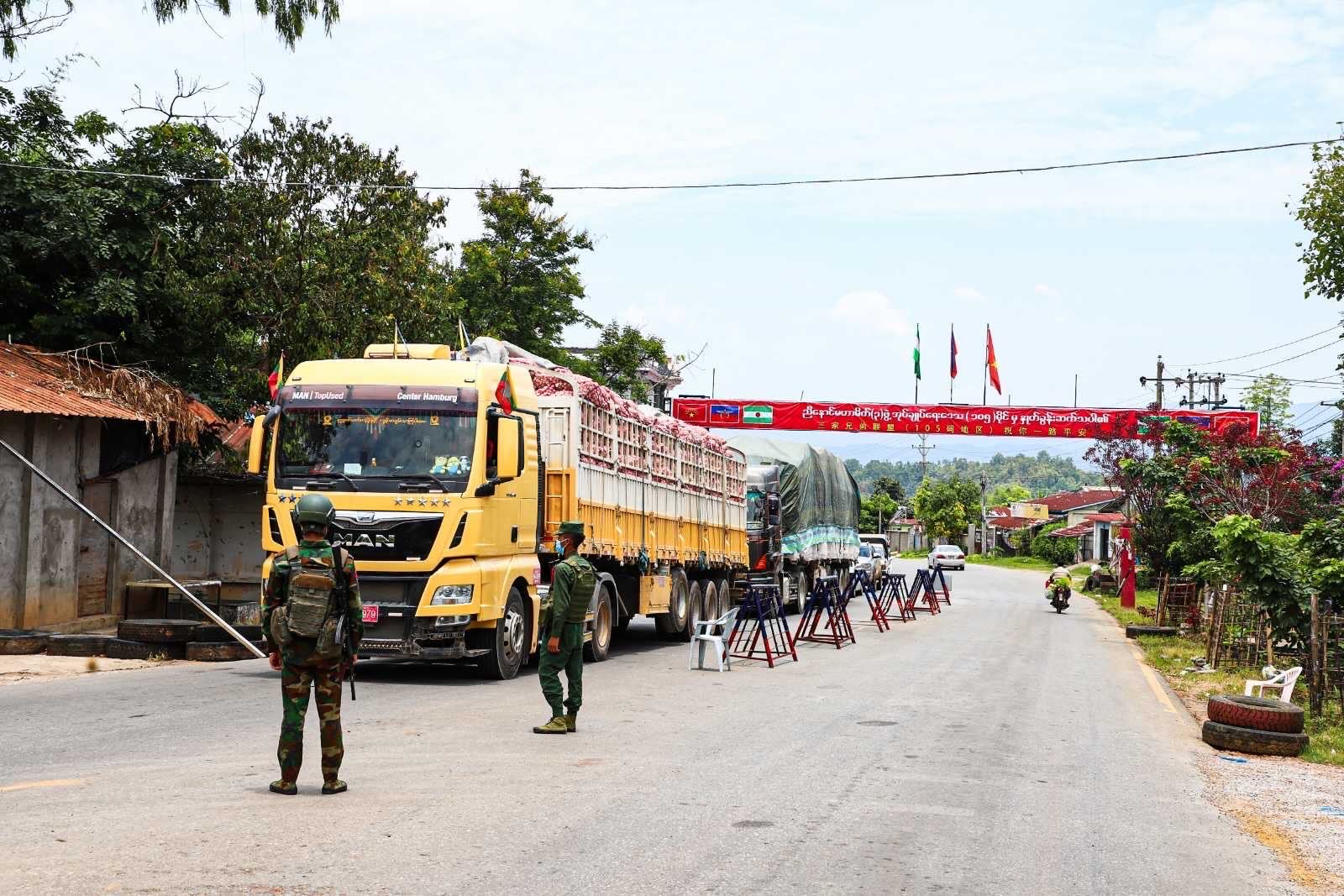 မြောက်ပိုင်းညီနောင်မဟာမိတ်အဖွဲ့များ ပူးပေါင်းထိန်းချုပ်ထားစဉ် တွေ့ရသည့် မူဆယ် ၁၀၅ မိုင်ကုန်သွယ်ရေးဇုန်။ (ဓာတ်ပုံ- Myanmar Now)