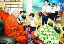 စစ်ခေါင်းဆောင် ဗုဒ္ဓဂယာသို့ရောက်ရှိစဉ် သံဃာအချို့ကို ပစ္စည်းလေးပါး လှူဒါန်းနေစဉ်။ (ဓာတ်ပုံ- စစ်တပ်ထိန်းချုပ် moi )