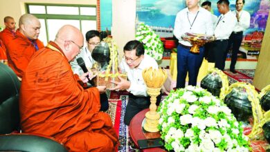 စစ်ခေါင်းဆောင် ဗုဒ္ဓဂယာသို့ရောက်ရှိစဉ် သံဃာအချို့ကို ပစ္စည်းလေးပါး လှူဒါန်းနေစဉ်။ (ဓာတ်ပုံ- စစ်တပ်ထိန်းချုပ် moi )
