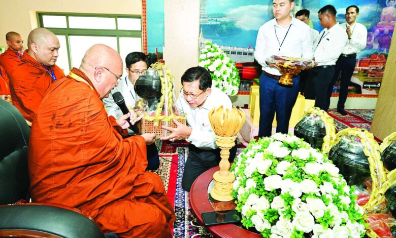 စစ်ခေါင်းဆောင် ဗုဒ္ဓဂယာသို့ရောက်ရှိစဉ် သံဃာအချို့ကို ပစ္စည်းလေးပါး လှူဒါန်းနေစဉ်။ (ဓာတ်ပုံ- စစ်တပ်ထိန်းချုပ် moi )