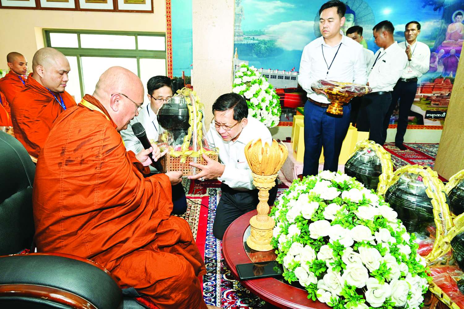 စစ်ခေါင်းဆောင် ဗုဒ္ဓဂယာသို့ရောက်ရှိစဉ် သံဃာအချို့ကို ပစ္စည်းလေးပါး လှူဒါန်းနေစဉ်။ (ဓာတ်ပုံ- စစ်တပ်ထိန်းချုပ် moi )