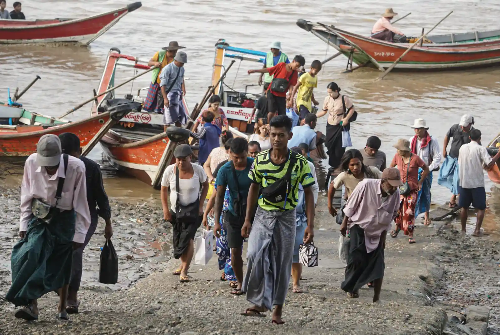 ရန်ကုန်မြို့ ဆိပ်ကမ်းတစ်နေရာတွင် တွေ့ရသည့် ခရီးသွားပြည်သူများ။ (ဓာတ်ပုံ- ကံကောင်း/Myanmar Now)