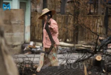 စစ်တပ်ဝင်သွားသော ချောင်းဦးမြို့နယ် ဆင်မြေရွာမှ နေအိမ်အပျက်အစီးများကို ရှင်းလင်းနေသော ရွာခံ အမျိုးသမီးတစ်ဦး။ (ဓာတ်ပုံ-တင်စိုး-အညာမြေ)