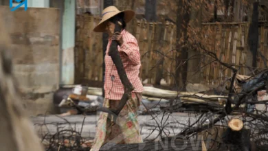 စစ်တပ်ဝင်သွားသော ချောင်းဦးမြို့နယ် ဆင်မြေရွာမှ နေအိမ်အပျက်အစီးများကို ရှင်းလင်းနေသော ရွာခံ အမျိုးသမီးတစ်ဦး။ (ဓာတ်ပုံ-တင်စိုး-အညာမြေ)