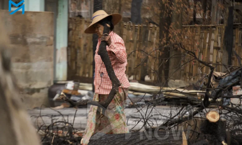 စစ်တပ်ဝင်သွားသော ချောင်းဦးမြို့နယ် ဆင်မြေရွာမှ နေအိမ်အပျက်အစီးများကို ရှင်းလင်းနေသော ရွာခံ အမျိုးသမီးတစ်ဦး။ (ဓာတ်ပုံ-တင်စိုး-အညာမြေ)