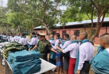 စစ်မှုထမ်းအဖြစ်စုဆောင်းခံထားရသည့် အရပ်သားများကို သင်တန်းပေးရန်ပြင်ဆင်နေစဉ်။ (ဓာတ်ပုံ - ပြည်သူ့စစ်မှုထမ်းများ စုစည်းရာ-တယ်လီဂရမ်)