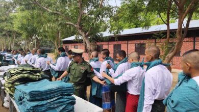 စစ်မှုထမ်းအဖြစ်စုဆောင်းခံထားရသည့် အရပ်သားများကို သင်တန်းပေးရန်ပြင်ဆင်နေစဉ်။ (ဓာတ်ပုံ - ပြည်သူ့စစ်မှုထမ်းများ စုစည်းရာ-တယ်လီဂရမ်)