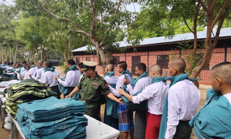 စစ်မှုထမ်းအဖြစ်စုဆောင်းခံထားရသည့် အရပ်သားများကို သင်တန်းပေးရန်ပြင်ဆင်နေစဉ်။ (ဓာတ်ပုံ - ပြည်သူ့စစ်မှုထမ်းများ စုစည်းရာ-တယ်လီဂရမ်)