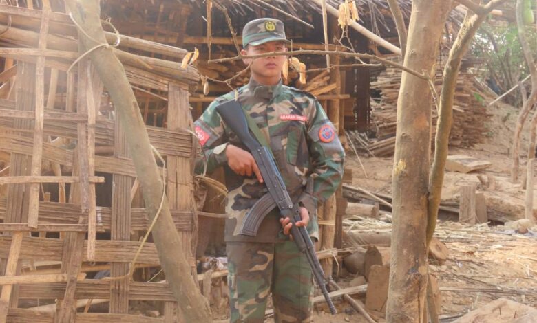 အမ်းမြို့နယ်တွင်း တစ်နေရာ၌ လုံခြုံရေးယူထားသည့် AA တပ်ဖွဲ့ဝင် တစ်ဦးကို တွေ့ရစဉ်။ (ဓာတ်ပုံ- ဖဒူ ထွန်းအောင်/Myanmar Now)