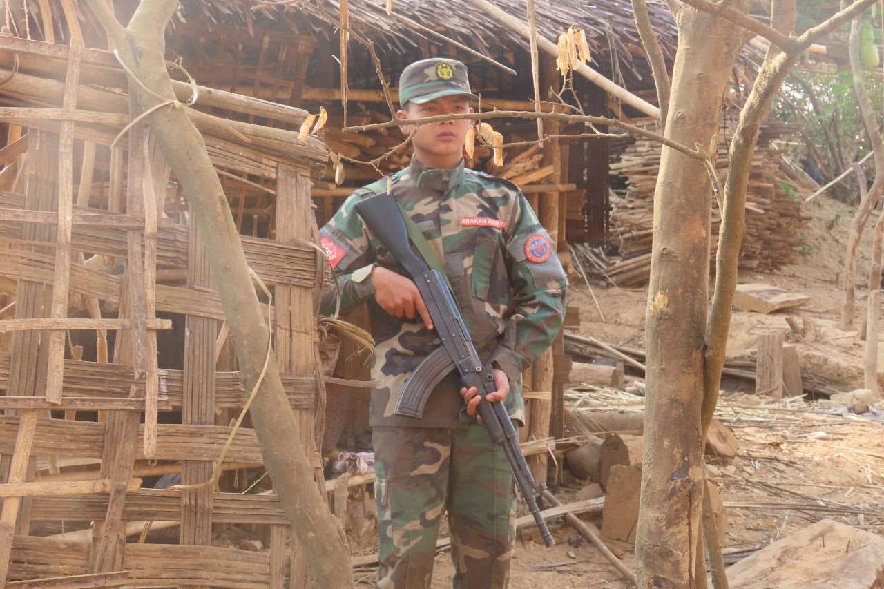 အမ်းမြို့နယ်တွင်း တစ်နေရာ၌ လုံခြုံရေးယူထားသည့် AA တပ်ဖွဲ့ဝင် တစ်ဦးကို တွေ့ရစဉ်။ (ဓာတ်ပုံ- ဖဒူ ထွန်းအောင်/Myanmar Now)