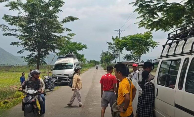 ဇွန်လ ၈ ရက်က တမူး- ခါမ်းပါတ်မြို့ကားလမ်းပေါ်တွင် ပိတ်မိနေသော မော်တော်ယာဉ်အချို့။ (ဓာတ်ပုံ- Thang Let Dawla Facebook)
