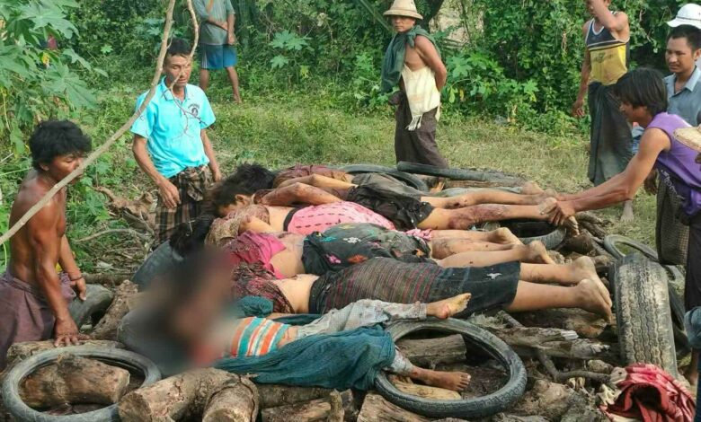 တလိုင်းရွာတွင် လေကြောင်းဗုံးကြောင့် သေဆုံးသူများအား မီးသင်္ဂြိုဟ်ရန် ပြင်ဆင်နေသည်ကို တွေ့ရစဉ်။ (ဓာတ်ပုံ-ပေးပို့)