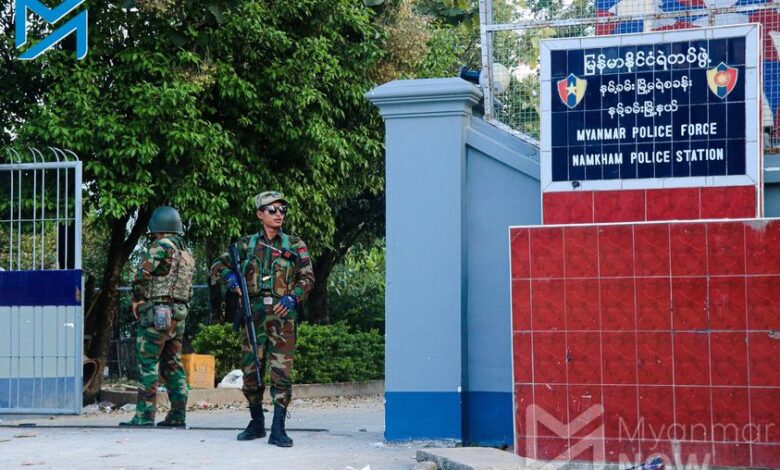 TNLA တပ်ဖွဲ့ဝင်များကို ၂၀၂၃ ခုနှစ် နိုဝင်ဘာလ ၁၀ ရက်တွင် နမ့်ခမ်းမြို့ပေါ်၌ တွေ့ရစဉ်။ (ဓာတ်ပုံ- မြတ်ပန်း/Myanmar Now)