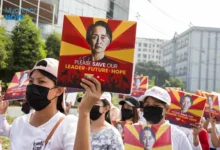 ဒေါ်အောင်ဆန်းစုကြည် ရုပ်ပုံကားချပ်တွေ ကိုင်ဆောင်ထားကြတဲ့ အာဏာသိမ်းမှု ဆန့်ကျင်သူတွေ။