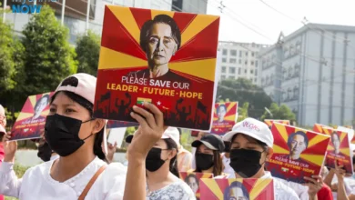 ဒေါ်အောင်ဆန်းစုကြည် ရုပ်ပုံကားချပ်တွေ ကိုင်ဆောင်ထားကြတဲ့ အာဏာသိမ်းမှု ဆန့်ကျင်သူတွေ။