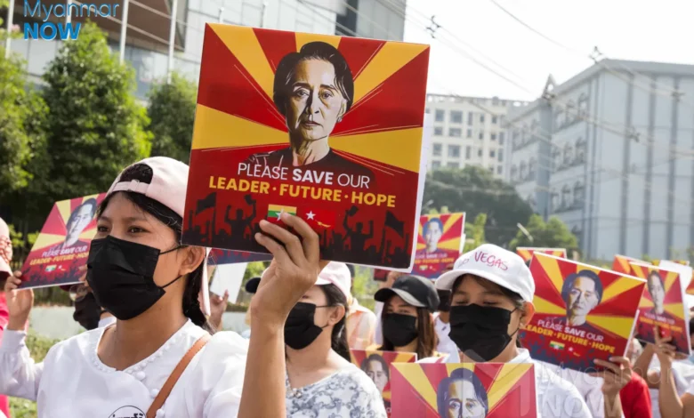 ဒေါ်အောင်ဆန်းစုကြည် ရုပ်ပုံကားချပ်တွေ ကိုင်ဆောင်ထားကြတဲ့ အာဏာသိမ်းမှု ဆန့်ကျင်သူတွေ။