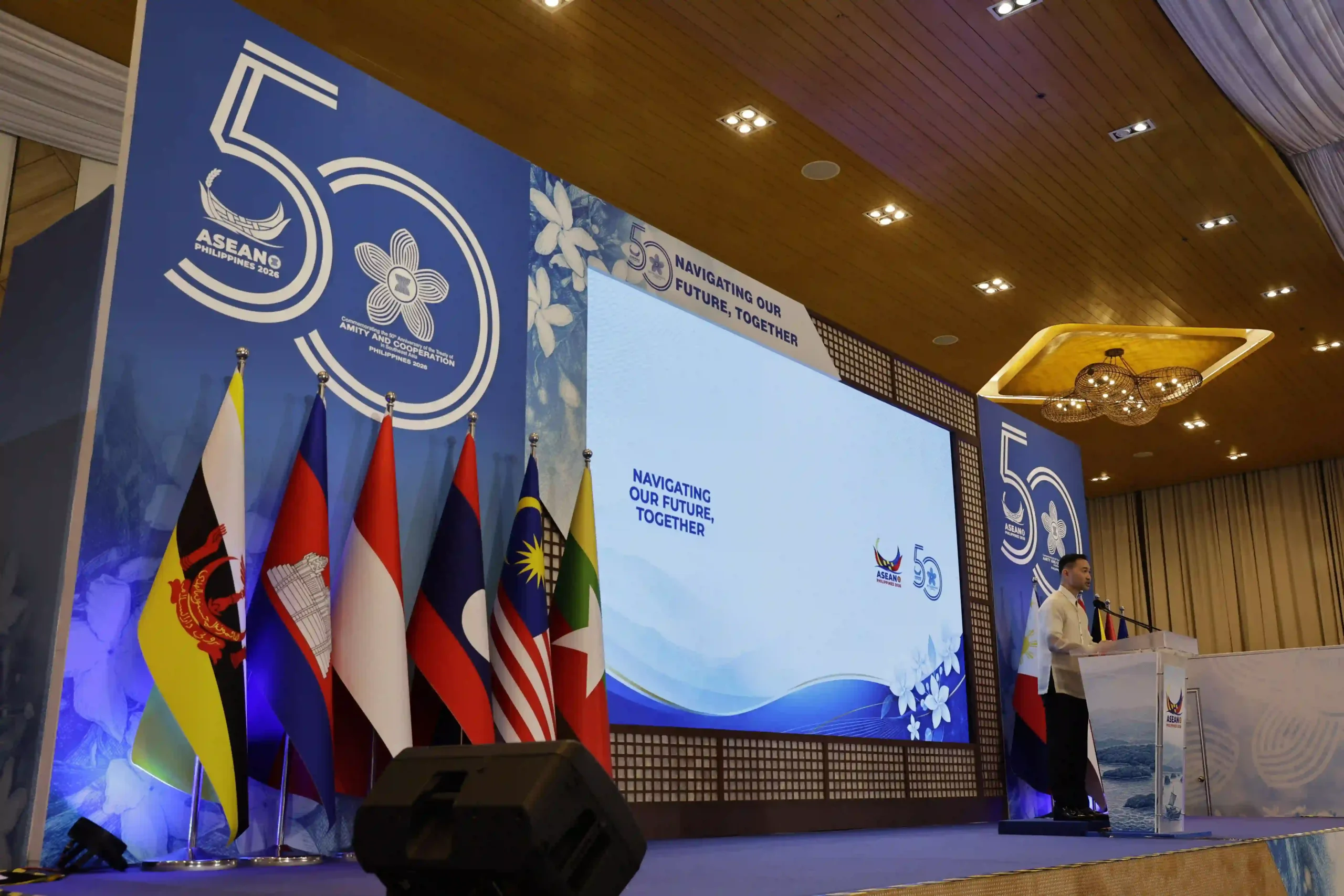 ဖိလစ်ပိုင်နိုင်ငံ မနီလာမြို့ Paranaque City (ပါရာညာကေးစီးတီး) တွင် ကျင်ပနေသည့် အာဆီယံ နိုင်ငံခြားရေးဝန်ကြီးများ အစည်းအဝေးခန်းမ အပြင်ဘက်တွင် ပြင်ဆင်ထားသည့် သတင်းမီဒီယာဗဟိုဌာနကို တွေ့ရစဉ်။ (ဓာတ်ပုံ- EPA)
